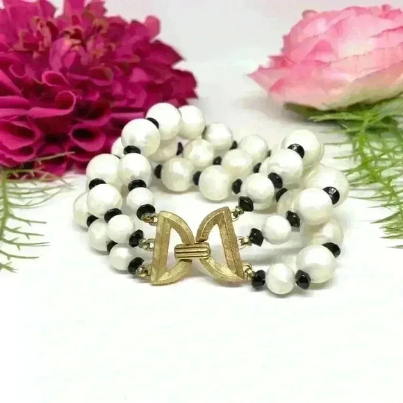 VINTAGE⚜️RARE TRIFARI CROWN Pearlescent Acrylic Beaded Bracelet - Picture 2 of 9